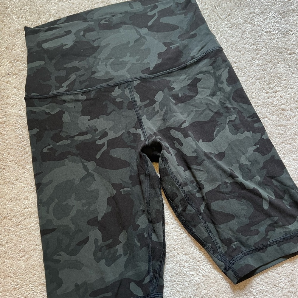 Lululemon align camouflage shorts 9 inch in seam size 8